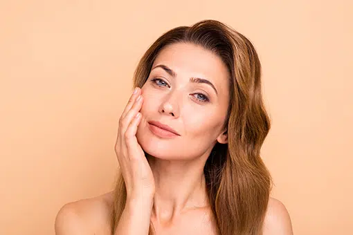 Visage de femme de la cinquantaine Quels traitements pour un visage eclatant en ce debut de printemps | Dr Aime Antibes. Cannes, Nice