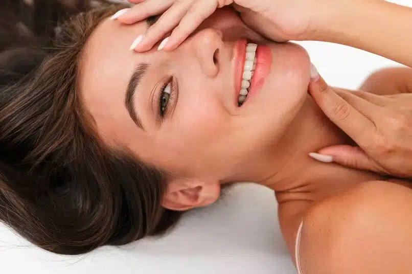 Visage de femme souriante vais je perdre mes emotions apres injections | Dr Aime Antibes. Cannes, Nice