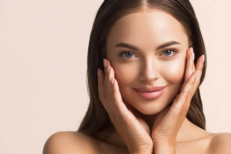 Jolie visage de femme peau douce laser en complement des injections d acide hyaluronique ou de botox | Dr Aime Antibes. Cannes, Nice