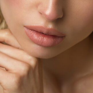Acide hyaluronique pour les lèvres : hydratation subtile ou volume glamour ?